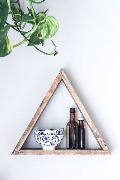 wooden-triangle-shelf