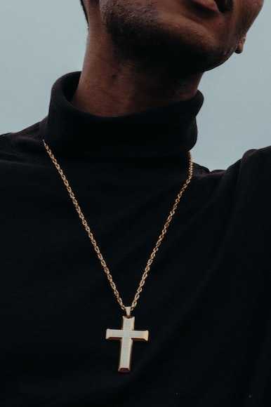 gold-chain-with-pendant